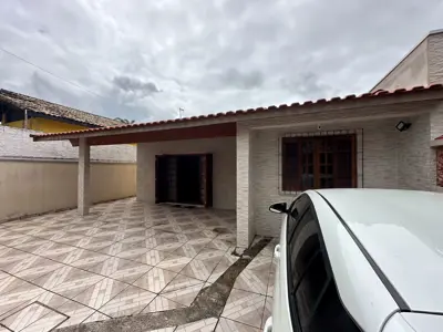 Casa - Térrea com Edícula com 3 quartos (sendo 1 suite(s)) a 600,00 metros praia.