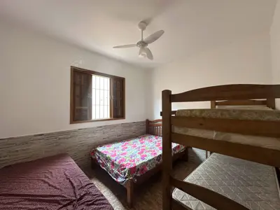 Casa - Térrea com Edícula com 3 quartos (sendo 1 suite(s)) a 600,00 metros praia.
