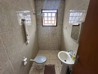 Casa - Térrea com Edícula com 3 quartos (sendo 1 suite(s)) a 600,00 metros praia.