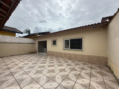 Casa - Térrea com Edícula com 3 quartos (sendo 1 suite(s)) a 600,00 metros praia.