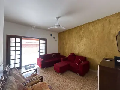 Casa - Térrea com Edícula com 3 quartos (sendo 1 suite(s)) a 600,00 metros praia.
