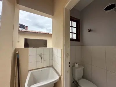 Casa - Térrea com Edícula com 3 quartos (sendo 1 suite(s)) a 600,00 metros praia.