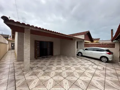 Casa - Térrea com Edícula com 3 quartos (sendo 1 suite(s)) a 600,00 metros praia.