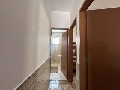 Casa - Térrea com Edícula com 3 quartos (sendo 1 suite(s)) a 600,00 metros praia.