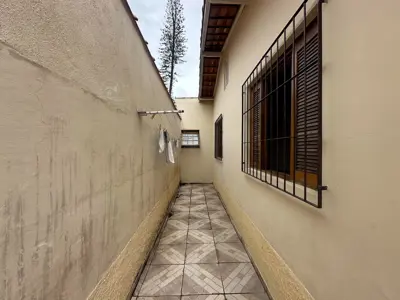 Casa - Térrea com Edícula com 3 quartos (sendo 1 suite(s)) a 600,00 metros praia.