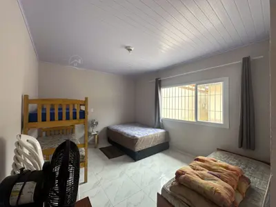 Casa - Térrea com Edícula com 3 quartos (sendo 1 suite(s)) a 600,00 metros praia.