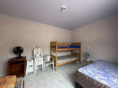 Casa - Térrea com Edícula com 3 quartos (sendo 1 suite(s)) a 600,00 metros praia.