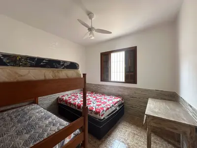 Casa - Térrea com Edícula com 3 quartos (sendo 1 suite(s)) a 600,00 metros praia.