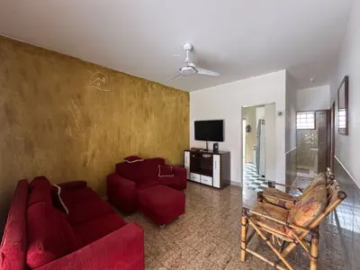 Casa - Térrea com Edícula com 3 quartos (sendo 1 suite(s)) a 600,00 metros praia.