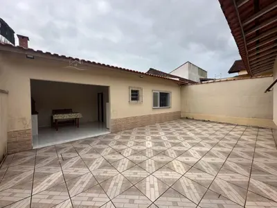 Casa - Térrea com Edícula com 3 quartos (sendo 1 suite(s)) a 600,00 metros praia.