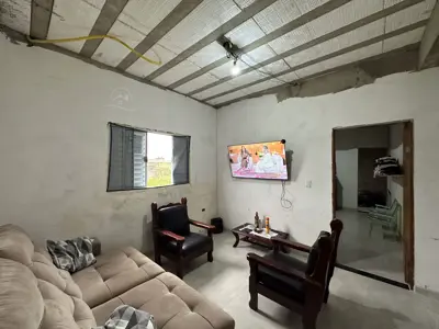 Casa - Térrea com 2 quartos (sendo 1 suite(s)) a 2,50 metros praia.