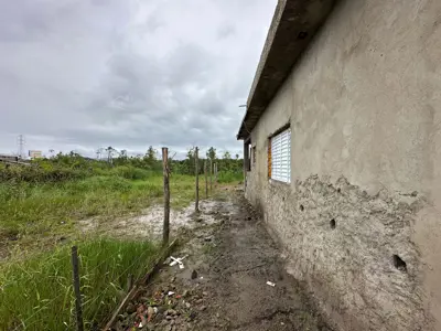 Casa - Térrea com 2 quartos (sendo 1 suite(s)) a 2,50 metros praia.