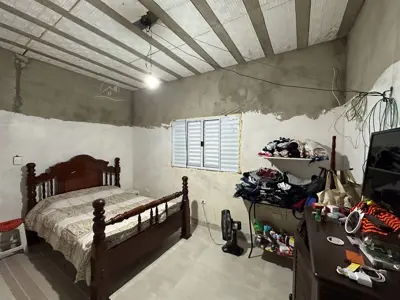 Casa - Térrea com 2 quartos (sendo 1 suite(s)) a 2,50 metros praia.