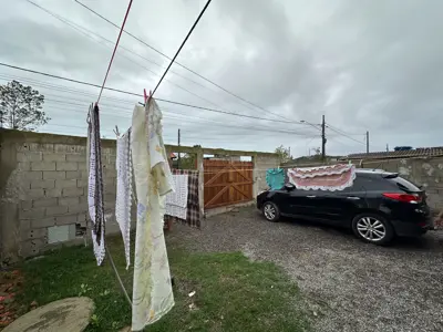 Casa - Térrea com 2 quartos (sendo 1 suite(s)) a 2,50 metros praia.