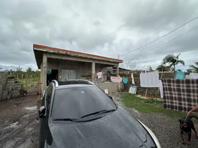 Casa - Térrea com 2 quartos (sendo 1 suite(s)) a 2,50 metros praia.