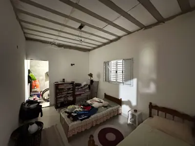 Casa - Térrea com 2 quartos (sendo 1 suite(s)) a 2,50 metros praia.