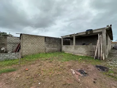 Casa - Térrea com 2 quartos (sendo 1 suite(s)) a 2,50 metros praia.