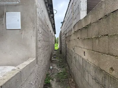 Casa - Térrea com 2 quartos (sendo 1 suite(s)) a 2,50 metros praia.