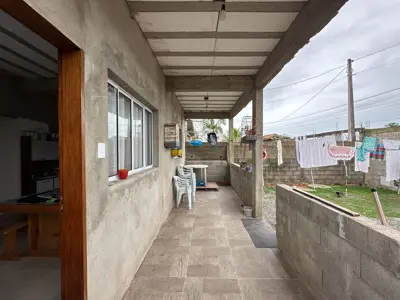 Casa - Térrea com 2 quartos (sendo 1 suite(s)) a 2,50 metros praia.