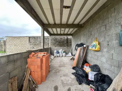 Casa - Térrea com 2 quartos (sendo 1 suite(s)) a 2,50 metros praia.
