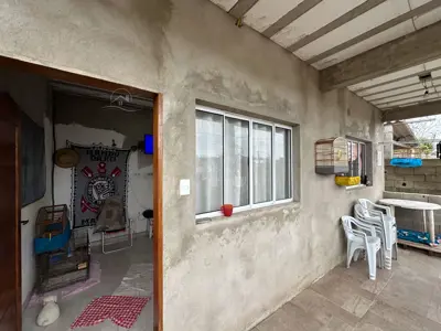 Casa - Térrea com 2 quartos (sendo 1 suite(s)) a 2,50 metros praia.
