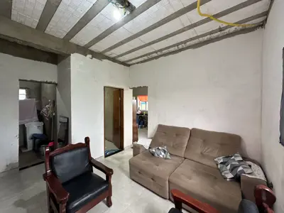Casa - Térrea com 2 quartos (sendo 1 suite(s)) a 2,50 metros praia.