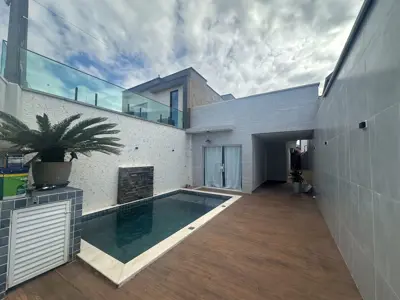 Casa - Térrea com 2 quartos (sendo 1 suite(s)) a 2000,00 metros praia.