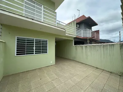 Casa - Sobrado com 3 quartos (sendo 1 suite(s)) a 1500,00 metros praia.