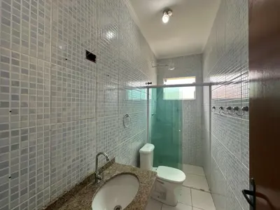 Casa - Sobrado com 3 quartos (sendo 1 suite(s)) a 1500,00 metros praia.