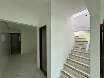 Casa - Sobrado com 3 quartos (sendo 1 suite(s)) a 1500,00 metros praia.