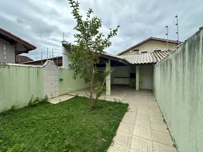 Casa - Sobrado com 3 quartos (sendo 1 suite(s)) a 1500,00 metros praia.