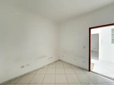 Casa - Sobrado com 3 quartos (sendo 1 suite(s)) a 1500,00 metros praia.