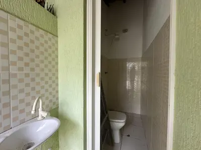 Casa - Sobrado com 3 quartos (sendo 1 suite(s)) a 1500,00 metros praia.