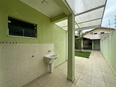 Casa - Sobrado com 3 quartos (sendo 1 suite(s)) a 1500,00 metros praia.