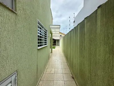 Casa - Sobrado com 3 quartos (sendo 1 suite(s)) a 1500,00 metros praia.