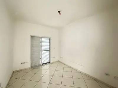 Casa - Sobrado com 3 quartos (sendo 1 suite(s)) a 1500,00 metros praia.