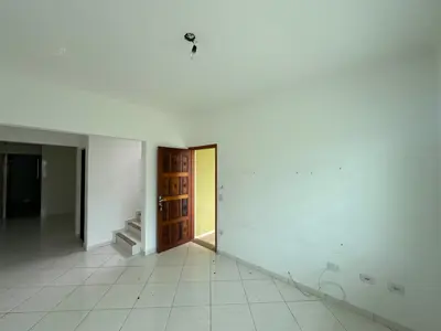 Casa - Sobrado com 3 quartos (sendo 1 suite(s)) a 1500,00 metros praia.