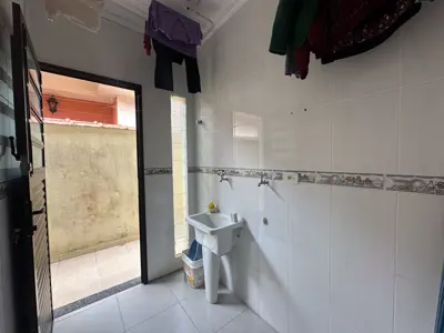 Casa - Térrea com 2 quartos (sendo 1 suite(s)) a 700,00 metros praia.
