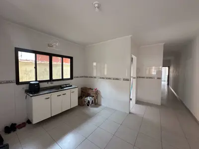 Casa - Térrea com 2 quartos (sendo 1 suite(s)) a 700,00 metros praia.