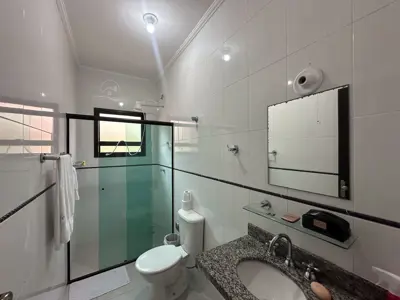 Casa - Térrea com 2 quartos (sendo 1 suite(s)) a 700,00 metros praia.