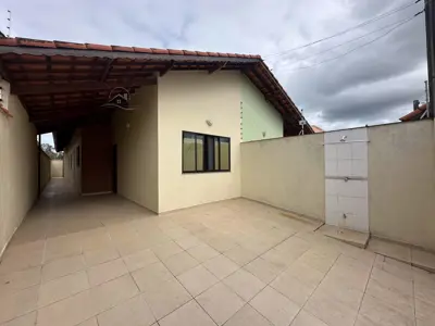 Casa - Térrea com 2 quartos (sendo 1 suite(s)) a 700,00 metros praia.