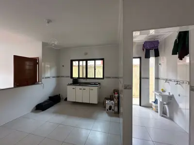 Casa - Térrea com 2 quartos (sendo 1 suite(s)) a 700,00 metros praia.