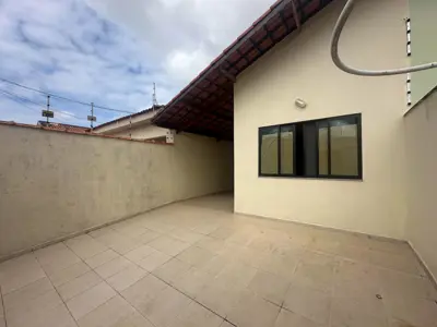 Casa - Térrea com 2 quartos (sendo 1 suite(s)) a 700,00 metros praia.