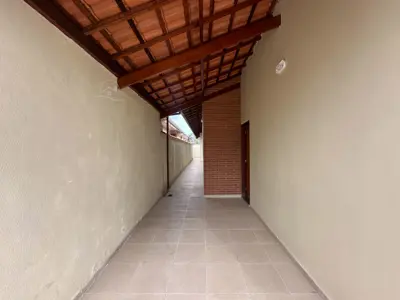 Casa - Térrea com 2 quartos (sendo 1 suite(s)) a 700,00 metros praia.