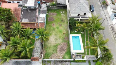 Terreno - Amplo com  quartos  a 600,00 metros praia.