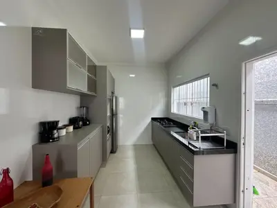 Casa - Térrea com 3 quartos (sendo 1 suite(s)) a 150 metros praia.