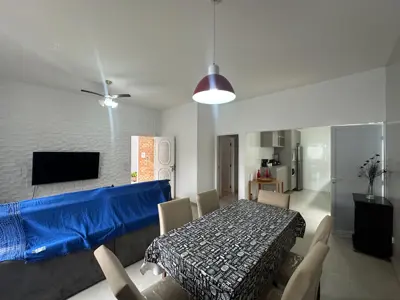 Casa - Térrea com 3 quartos (sendo 1 suite(s)) a 150 metros praia.