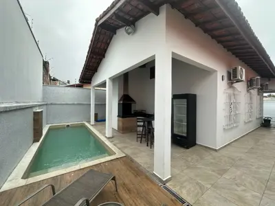 Casa - Térrea com 3 quartos (sendo 1 suite(s)) a 150 metros praia.