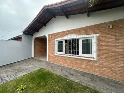 Casa - Térrea com 3 quartos (sendo 1 suite(s)) a 150 metros praia.