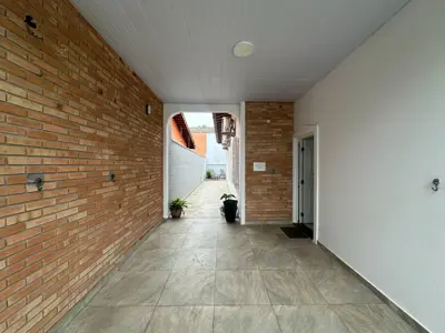 Casa - Térrea com 3 quartos (sendo 1 suite(s)) a 150 metros praia.